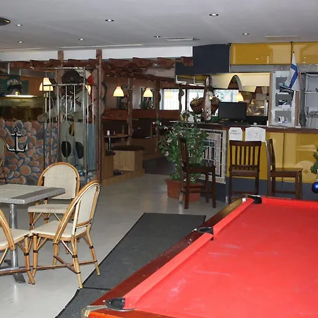 Arkadia & מלון 2*